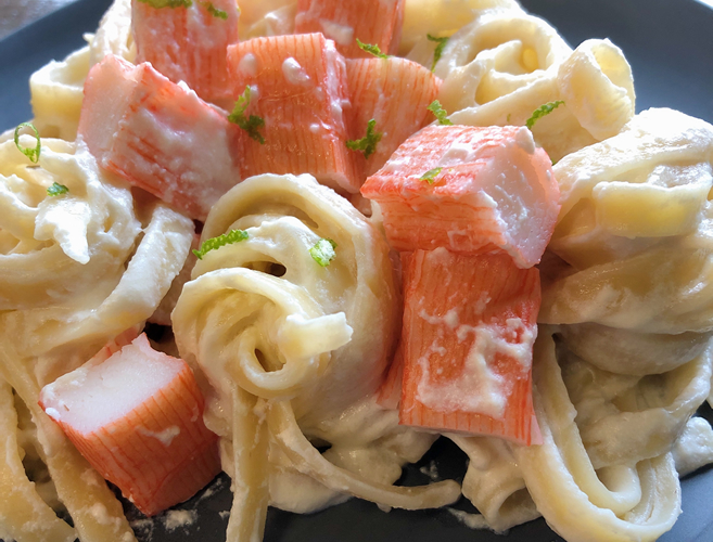 Hot-cold of Surimi and fettuccine with cream