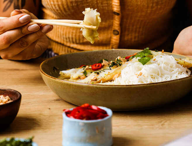 Pangasius avec sauce curry thaï à la noix de coco et nouilles