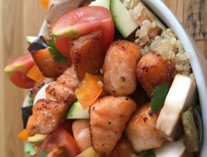 Salade estivale chaude-froide de saumon grillé, légumes et quinoa