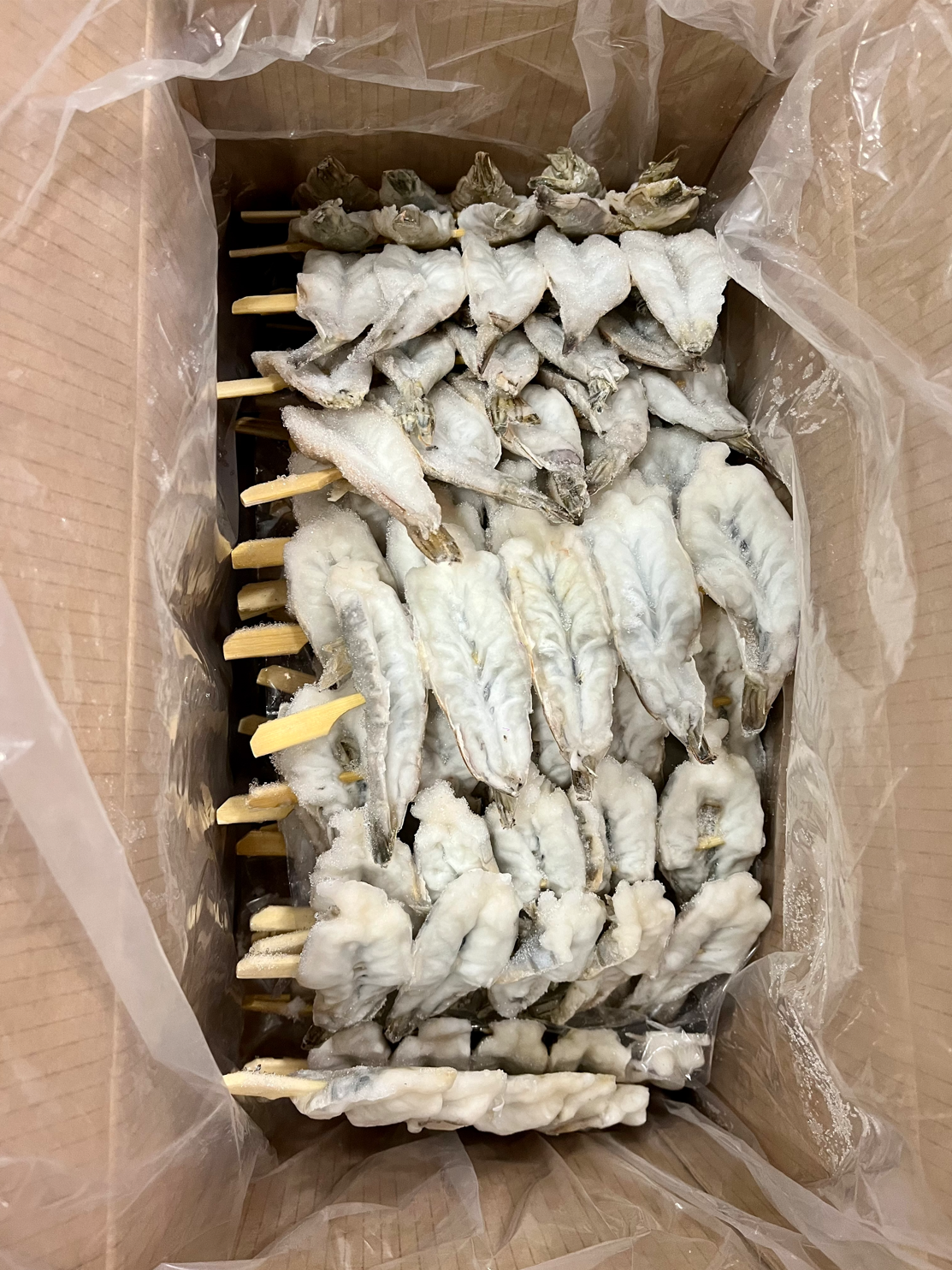 Crevettes d’élevage Surgelées Blanches – Sans Tête – Sans Coquille – En Papillon – Brochettes 4.54kg – 5pc/brochette – 26/30